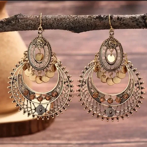 Elegant Gold Chandelier Earrings New - Picture 1 of 3